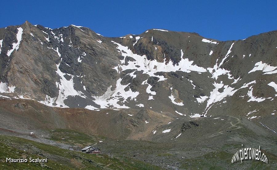 07 Il brullo ambiente oltre il Rifugio Pizzini - Frattola.JPG